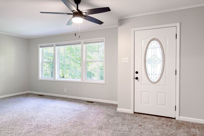 Foto del edificio - Charming Three Bedroom Home with Natural P...