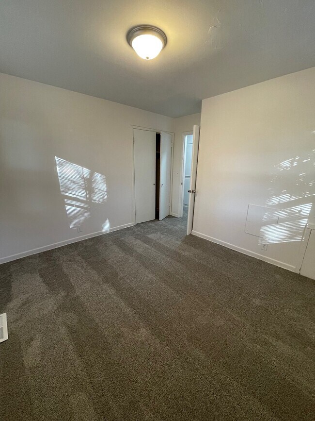 Building Photo - Section 8 Accepted, Pets Accepted, Off str...