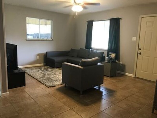 Building Photo - 3 Bedroom, 1.5 bath home close to Fort Polk
