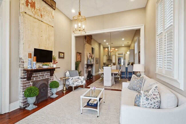 Living - 3621 Banks St