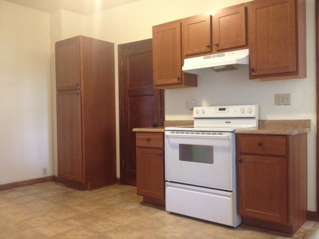 Building Photo - 2570 N Newhall St