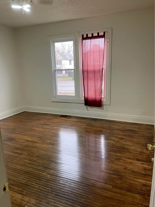 Foto del edificio - 727 E Main St