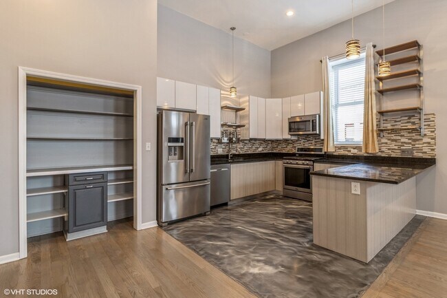 Building Photo - 559 W 37th St