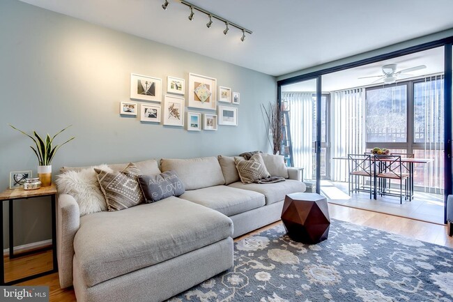 Smart Dimmable Light Fixtures - 1001 N Randolph St Apartment