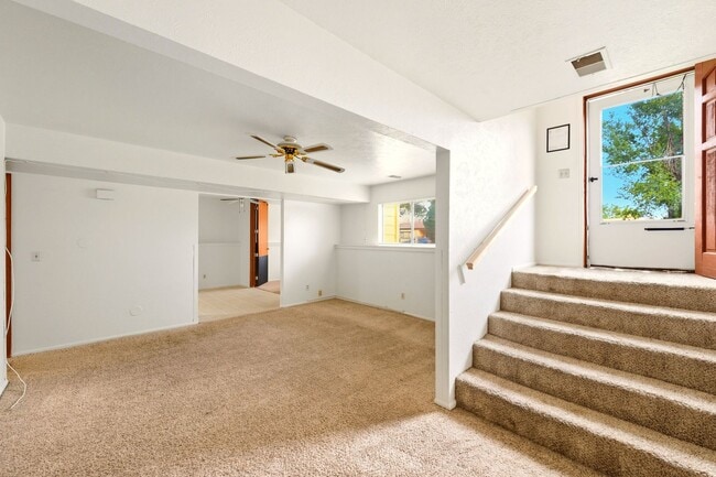 Foto del edificio - Available Immediately! 3 Bed 1 Bath in Denver