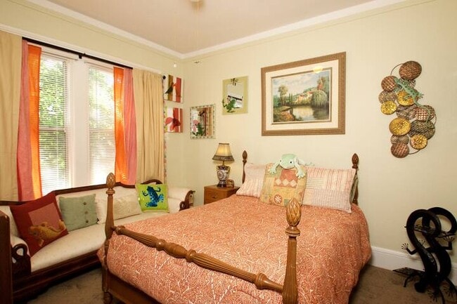 Building Photo - The Lindsay Furnished Apartments