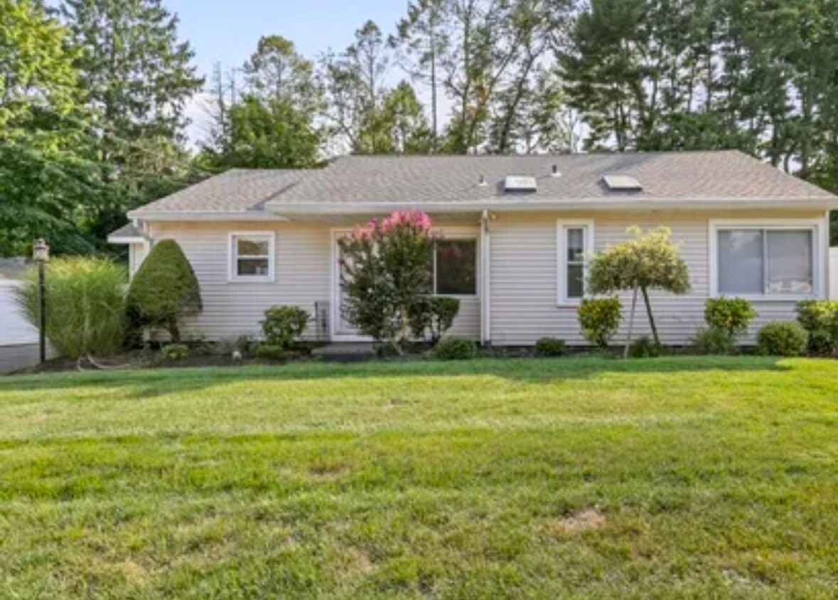 Primary Photo - Charming 3BR House in East Haven