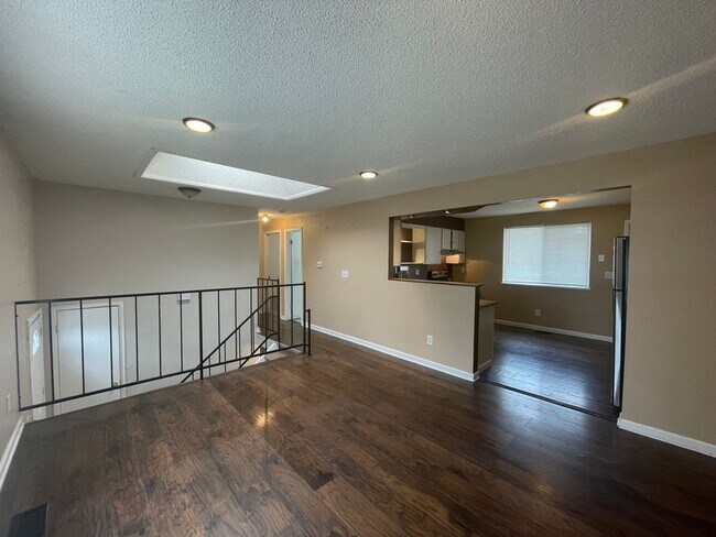 Foto del edificio - 4 bedroom home with large backyard!