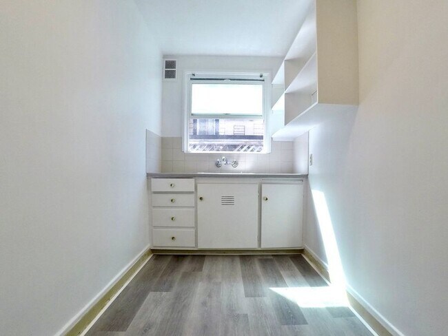 Building Photo - 1 Month Free! Remodeled & Sunny Studio wit...