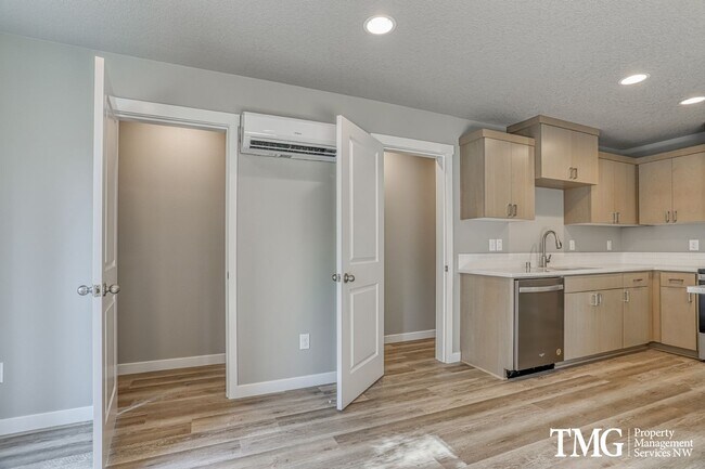 Building Photo - New End Unit Townhome w/ 3 Bedroom 2.5 Bath!