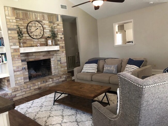 Photo - 1004 Crestwood Dr House