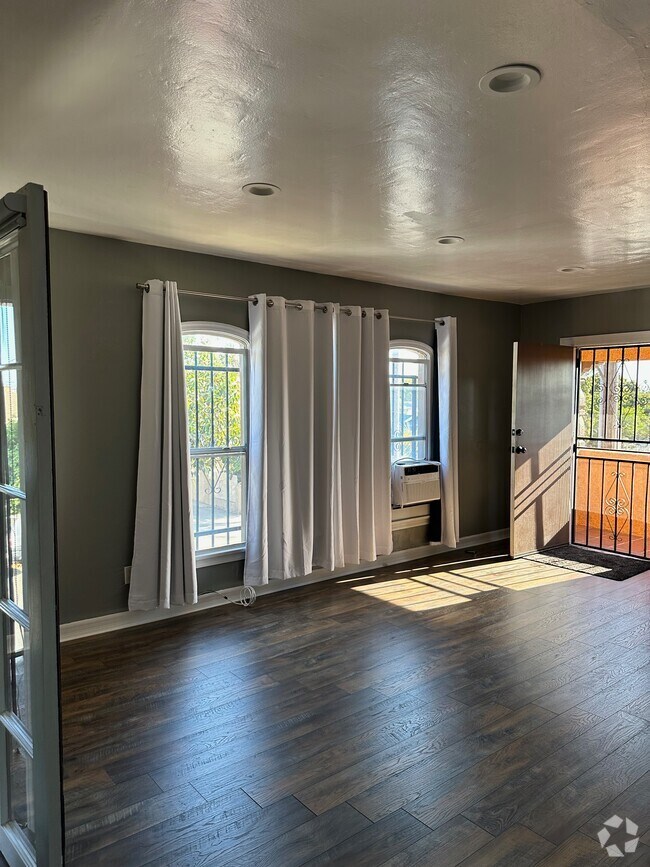 The Metcalf Apartments for Rent with Hardwood Floors Long Beach, CA