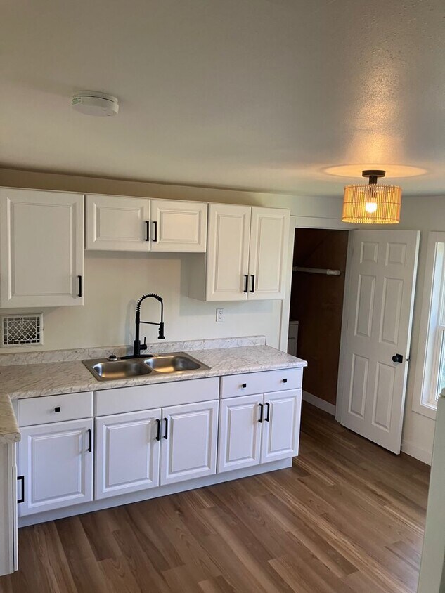 1006 E 9th St Unit 1006 1/2 E 9th St, Merrill, WI 54452 Room for Rent