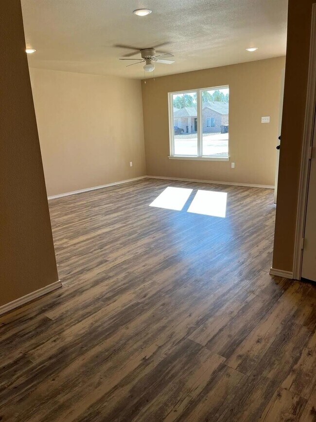 Foto del edificio - 2425 N Ave N