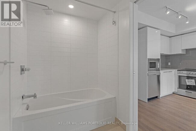 Building Photo - 501 Yonge St