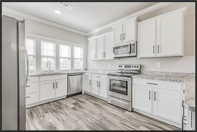 Building Photo - 820 NE Heights Ln