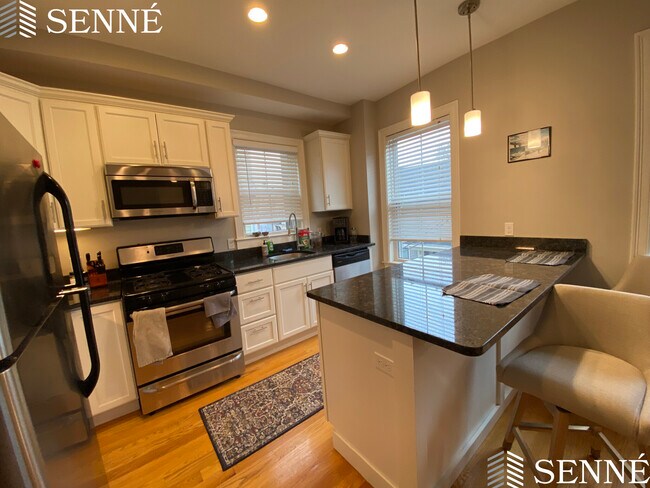 Building Photo - 27 7th St