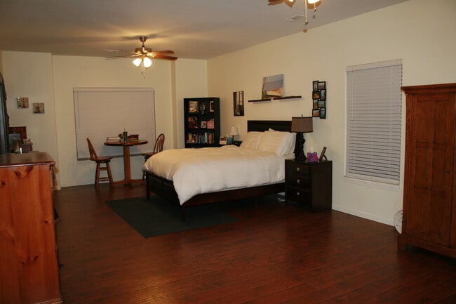 Building Photo - 300 SW Bordeaux Ct