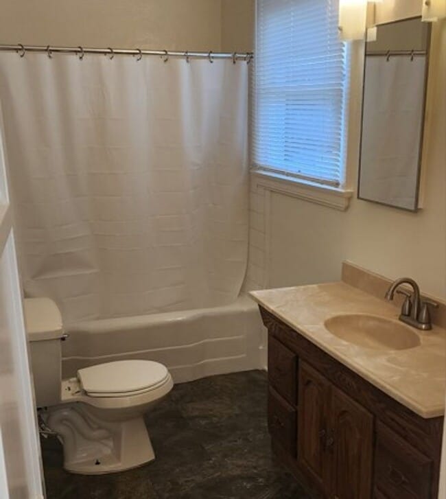 Building Photo - One-bedroom, one-bathroom apartment in Alt...