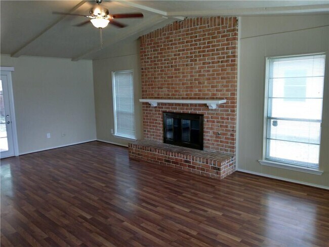 Building Photo - 2405 Creekdale Dr