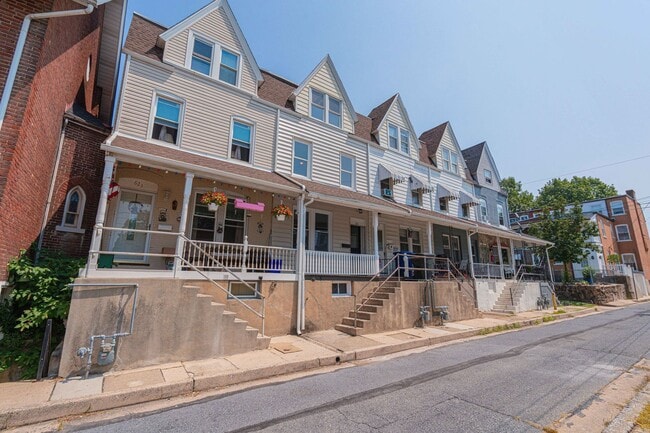 Foto del edificio - UPDATED FOUR BEDROOM/1.5 BATH TOWNHOME
