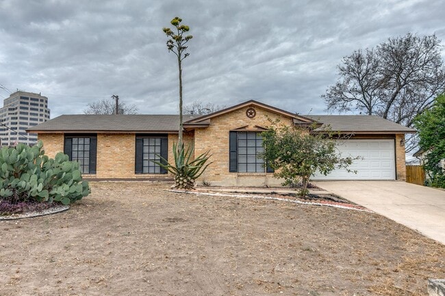 Building Photo - Conveniently situated 3-bedroom, 2 bath home in established Greenbriar neighborhood.