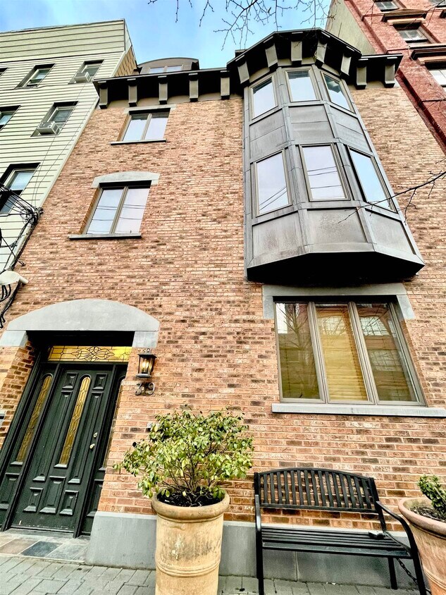 Primary Photo - 319 Grand St