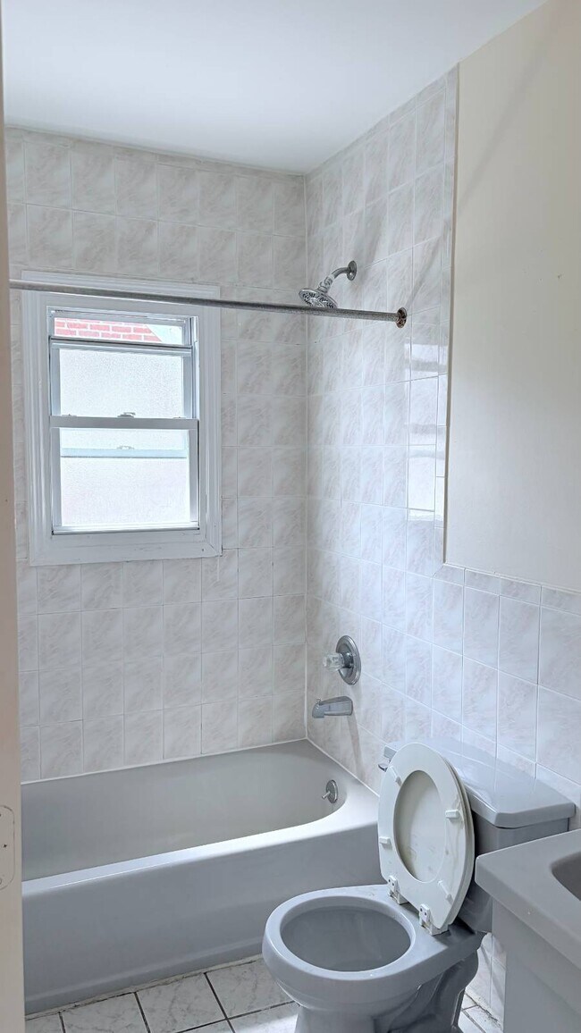 Foto del edificio - 83-43 241st St
