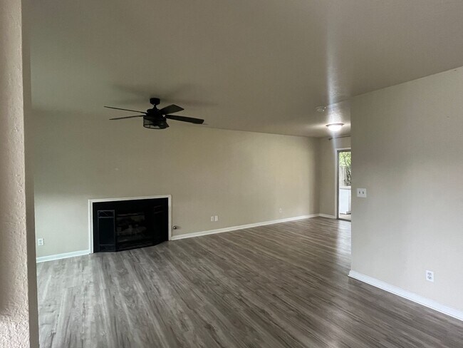 Foto del edificio - 3 Bedroom Home Coming Soon!