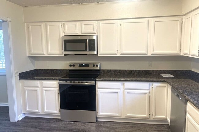 Building Photo - 1819 Pilgrims Point Dr