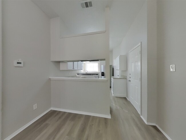 Building Photo - 1934 Creston Dr