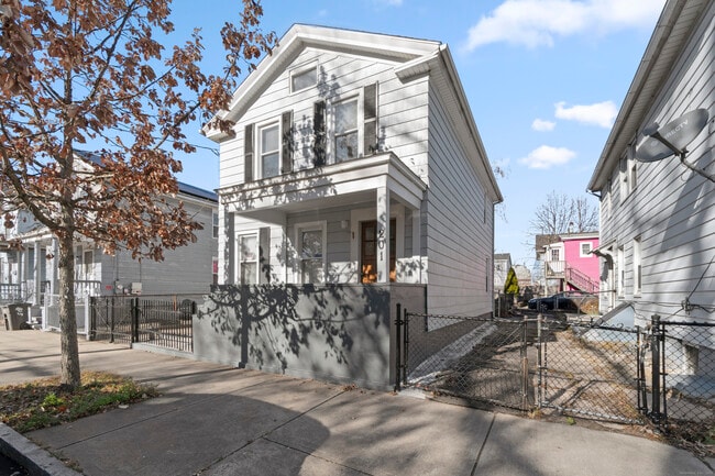 Building Photo - 201 Portsea St