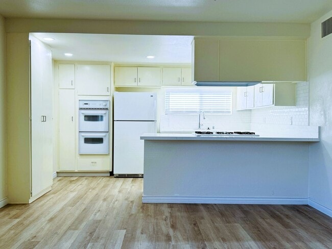 Building Photo - 2105 E Petunia St