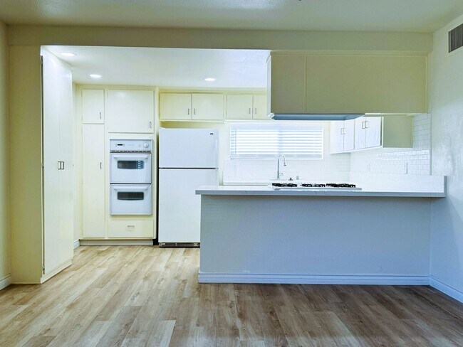 Foto del edificio - 2105 E Petunia St