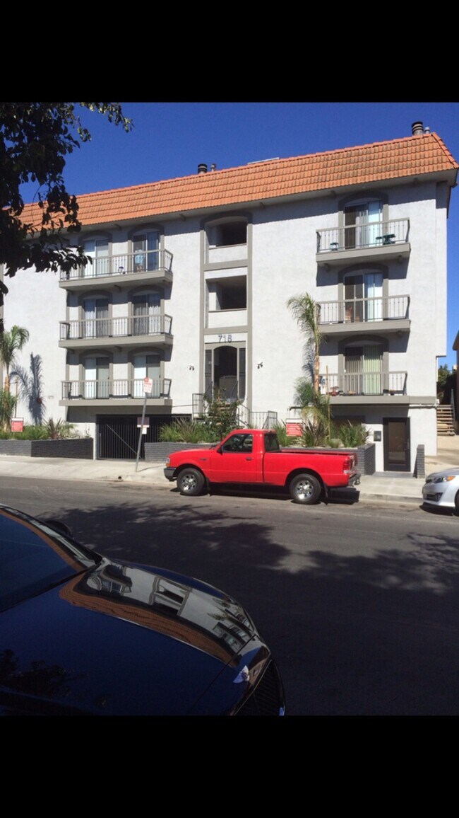 Building Photo - 718 N Kings Rd