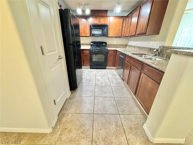 Building Photo - 6868 Sky Pointe Dr