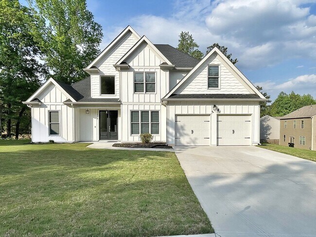 Building Photo - Newer Construction Farmhouse Style Home!
