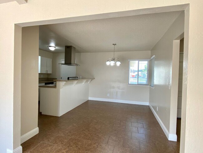 Foto del edificio - $2,200 Gettysburg & Minniewawa, 3 Bedroom - Across From Tarpey Elementary