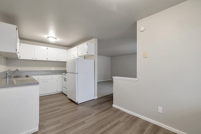 Building Photo - Garden Square Apartments