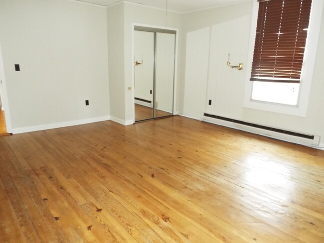 Building Photo - Spacious 2 bedroom 1 bath Loft above Real ...