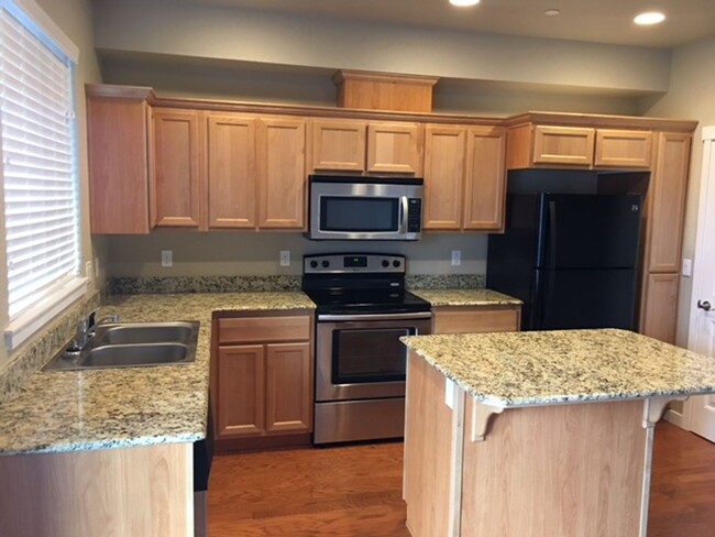 Foto del edificio - 3 LEVEL CONDO W/ UPGRADES, GARAGE/ FENCED ...