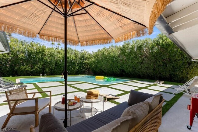 Foto del edificio - 2416 W Oakey Blvd