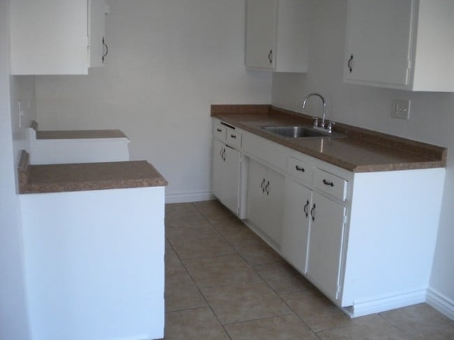 Kitchen Layout with Granite Countertops - 14312 Tiara St
