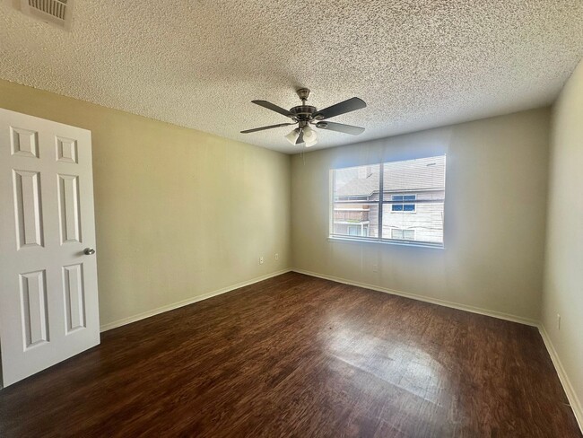 Building Photo - 1910 West Loop