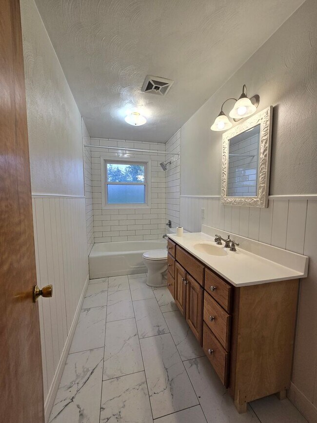 Foto del edificio - Charming 3-Bedroom Home with Spacious Yard and Modern Updates