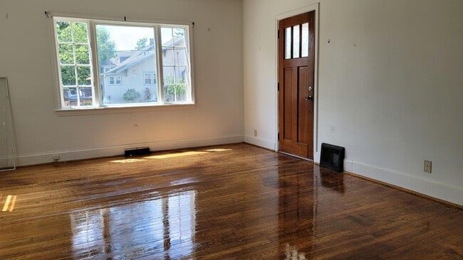 Building Photo - 658 S Rockhill Ave