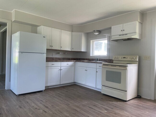 Building Photo - House for rent in Dundee school district.