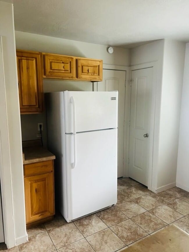 Building Photo - Beautiful town house with central air.