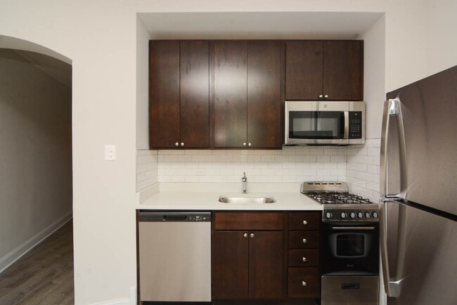Building Photo - 3335 W Diversey Ave