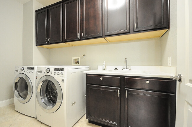 Foto del edificio - Stunning Two Story 3Bd/2.5Ba Home in a Gat...